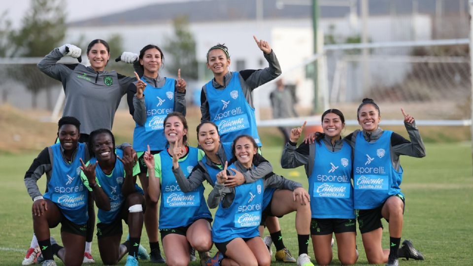 Jugadoras de Bravas@, tras una práctica.