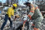 Mexicanos continúan en labores de contención de incendios en California: trabajan en el mapeo y retiro de escombros