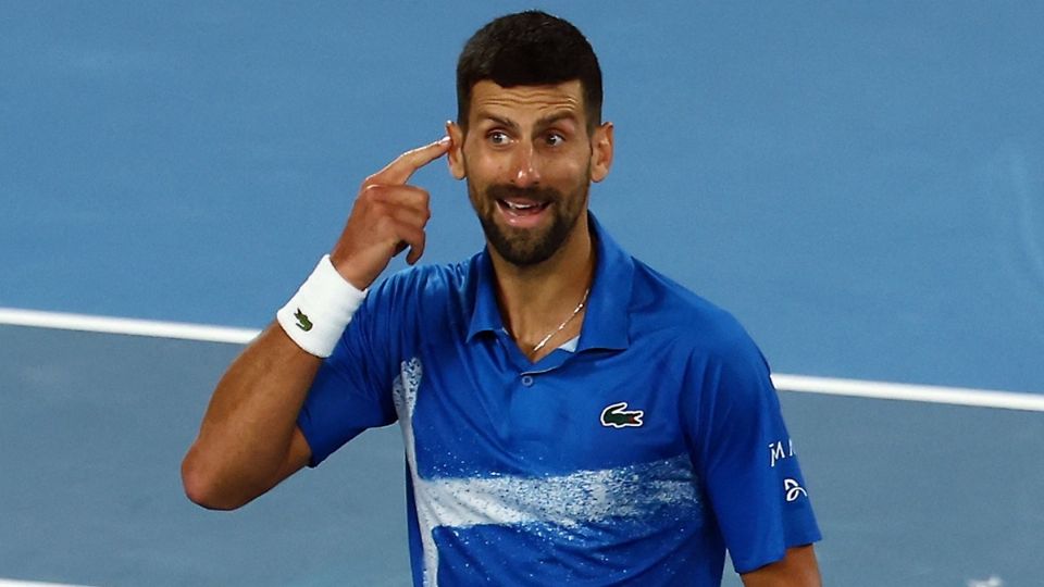 Novak Djokovic en acción en el juego ante el checo Jiri Lehecka.