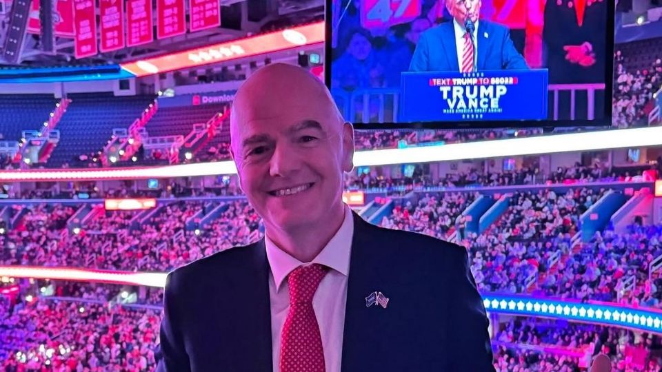 Infantino, con Trump de fondo en un evento del mandatario.