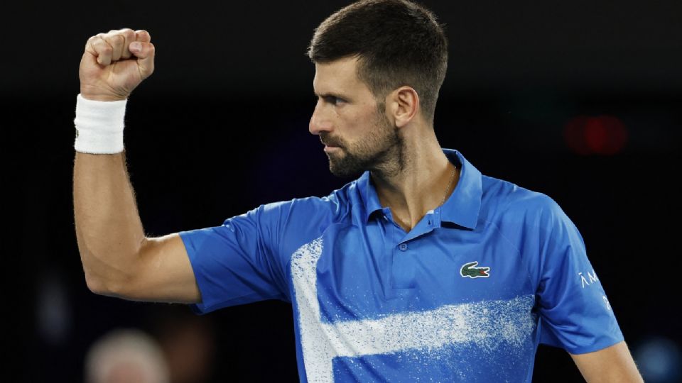 Djokovic celebra un punto frente a Alcaraz.