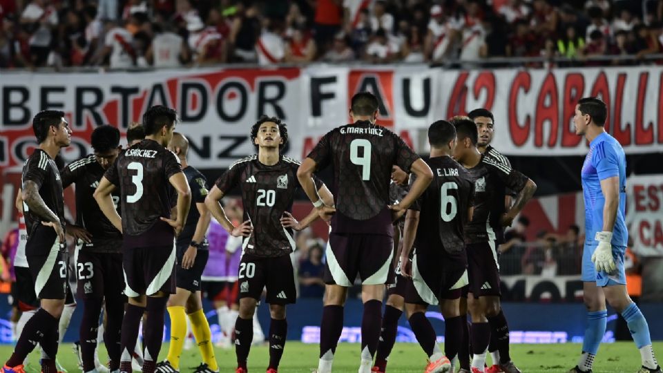 Los jugadores del Tri, cabizbajos en el entretiempo.