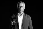 El entrenador portugués José Mourinho promociona su vino y un experto lo destroza: "No sabe ni tomar la copa"