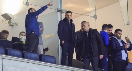 El técnico Martín Anselmi asiste a ver el juego del Porto, en medio del escándalo tras su 'salida' de Cruz Azul