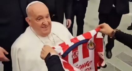 ¡Rebaño sagrado! El papa Francisco recibe una playera de las Chivas de parte de una ferviente aficionada: “Es del mejor equipo de México”