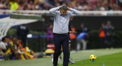 Óscar García Junyent, técnico de Chivas, propina un puntapié a James Rodríguez y es expulsado