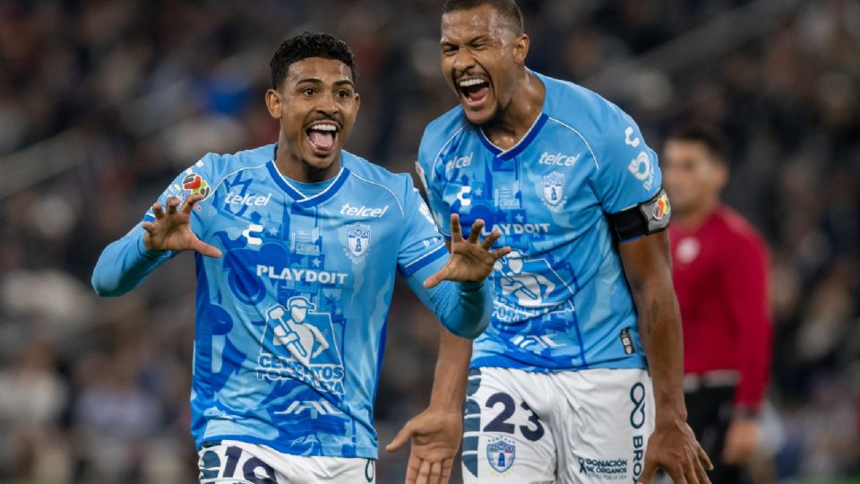 Kennedy festeja su gol, secundado por Rondón.