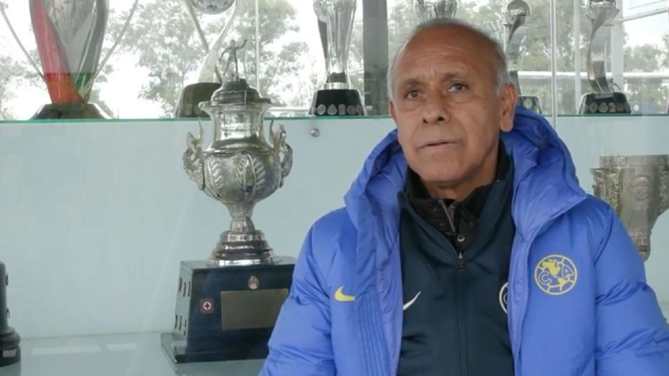 Cristóbal Ortega en la sala de trofeos en el Club América.