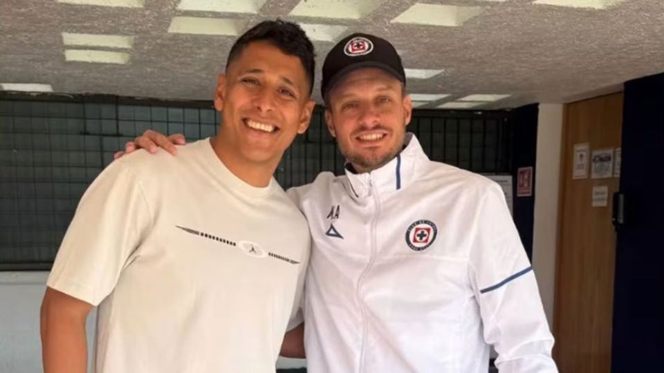 Luis Romo abraza a Martín Anselmi tras su salida del Cruz Azul.