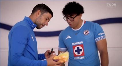 Aficionado de Cruz Azul que perdió a su novia en la explosión de la pipa en Iztapalapa conoce a los jugadores y al técnico: “Es un regalo del cielo y de ella”