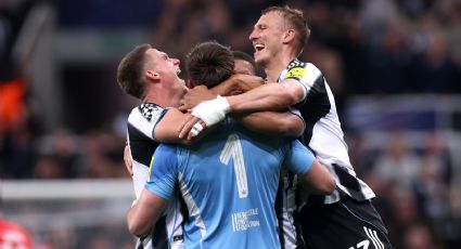 Como quarterback: Nick Pope, portero del Newcastle, logra una asistencia de 60 metros con la mano en la Champions League