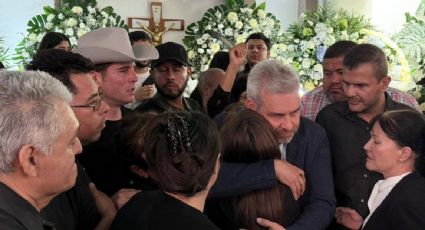Gobernador Ramírez Bedolla acude en medio de abucheos y reclamos al funeral del alcalde Carlos Manzo