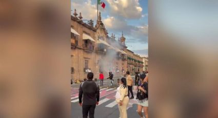 Manifestantes irrumpen en el Palacio de Gobierno en Morelia en reclamo por el asesinato del alcalde Carlos Manzo
