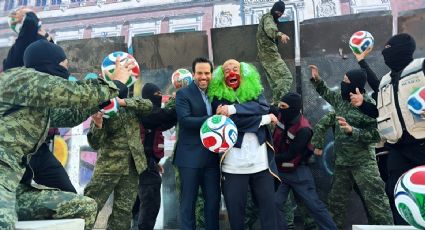 Brozo y Loret visitan el Zócalo y el Palacio amurallado. Entre bengalas, petardos y vándalos, platican de la peligrosa fragilidad del discurso presidencial frente a los golpes cotidianos de la cruda realidad