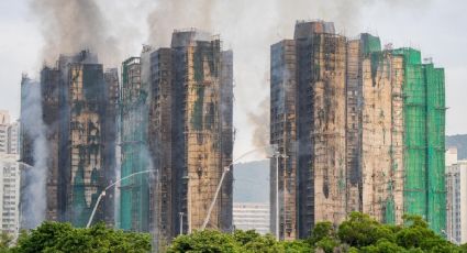 Detienen a dos directores y un asesor de constructora por incendio en edificios de Hong Kong; suman 83 muertos