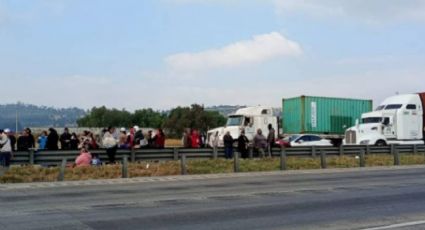 Transportistas del Edomex bloquean tramos de la carretera México-Querétaro; denuncian desaparición de un compañero