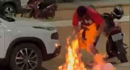 ¡Drama! Aficionados del Flamengo sufren quemaduras tras prenderle fuego a una camiseta del Palmeiras