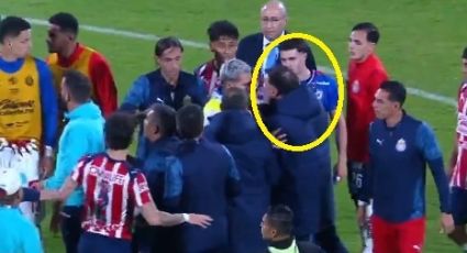 ¡Pelea en CU! El Cruz Azul-Chivas acabó en bronca: el técnico rojiblanco Gabriel Milito recibió un golpe