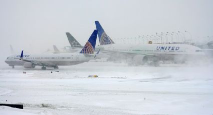 Tormenta invernal en Chicago desata cancelaciones y retrasos de vuelos en temporada vacacional