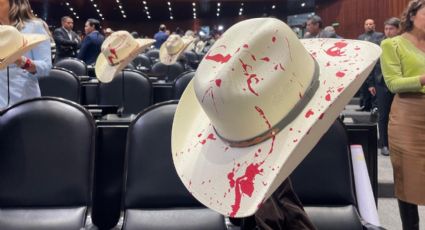 Con sombreros teñidos de rojo y veladoras, diputados de oposición protestan por el asesinato de Carlos Manzo