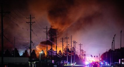 Aumentan a 13 los muertos por el choque de avión de carga en Louisville; ciudadanos oran por las víctimas