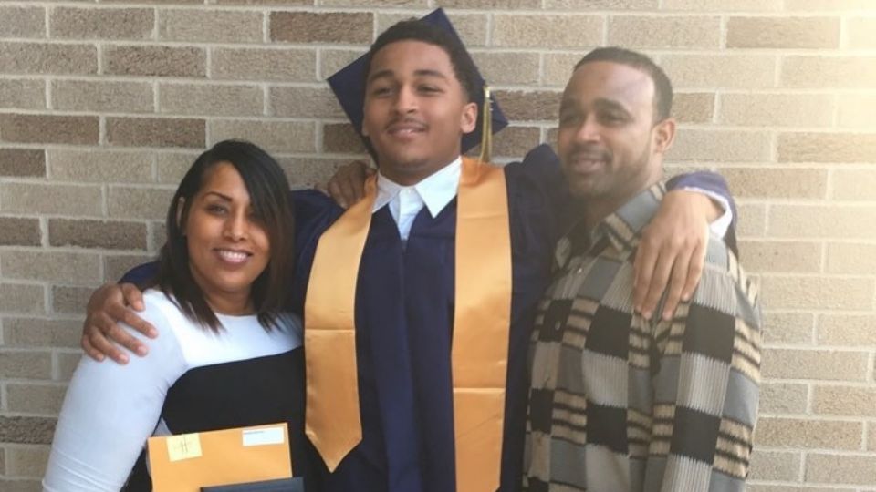 Marshawn Kneeland, jugador de Cowboys que se suicidó, lidiaba desde 2024  con la muerte de su madre, de quien llevaba sus cenizas en un collar: “Ella  sigue conmigo” | LatinUS