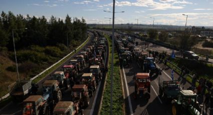 Agricultores bloquean carreteras con tractores para exigir el pago de subsidios públicos en Grecia