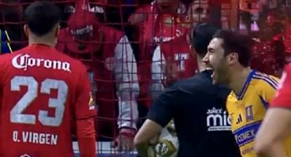 Juan Pablo Vigón, jugador de Tigres, agrede por la espalda a rival del Toluca que se burló tras ganar la tanda de penaltis