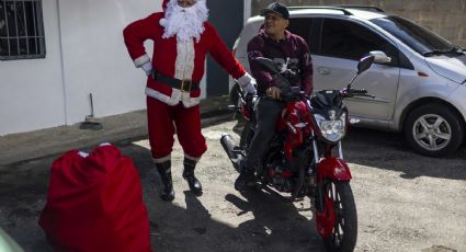 Santa y periodistas llevan "buenas noticias" y juguetes a niños en Caracas