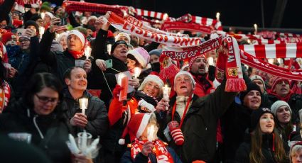 ¡Maravilloso recital! Casi 30 mil aficionados del Unión Berlín se reúnen para cantar villancicos navideños