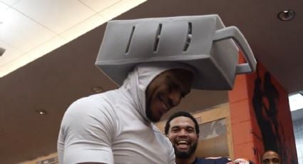 Empresario triunfa al lanzar un gorro con forma de rallador de queso que usaron jugadores de los Bears para celebrar su victoria sobre los Packers