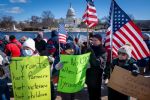Manifestantes protestan contra las acciones de Trump y Musk hacia trabajadores federales en Estados Unidos