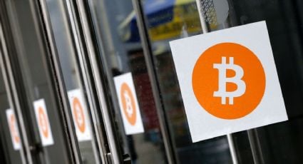 Zapatos, monedas y relojes, los objetos que Trump utiliza para enriquecerse con las criptomonedas