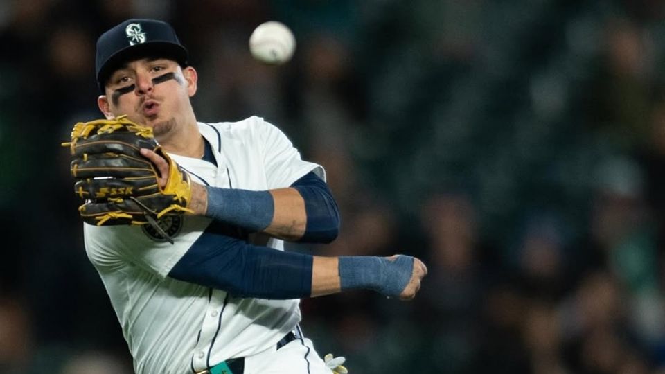 El mexicano Luis Urías durante un partido con los Seattle Mariners.