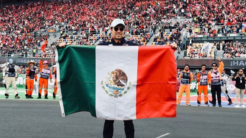 Checo, con la bandera tricolor en su último GP de México.