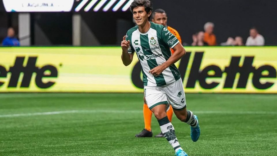 Macías festeja un gol con Santos.