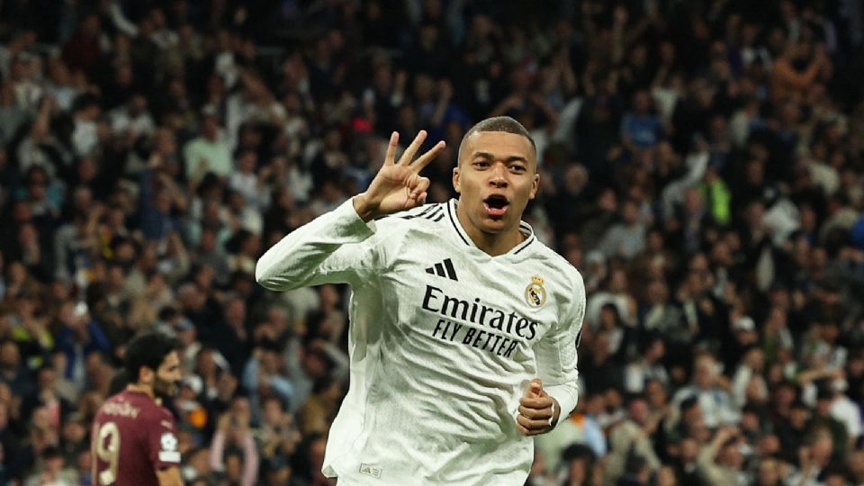 Mbappé celebra su triplete al City.