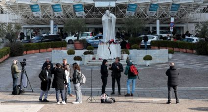 El papa Francisco continúa internado por séptimo día; fieles improvisan altar afuera del hospital