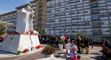 El papa Francisco pasó buena noche, está consciente y aún con oxígeno; le harán más análisis