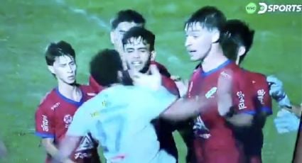 ¡Terrible agresión! Futbolista conecta un puñetazo a su rival en un partido en Uruguay y lo noquea de forma fulminante