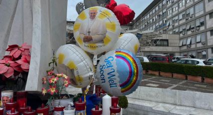 Católicos improvisan altar al papa Francisco con cartas, globos y flores afuera del hospital Gamelli