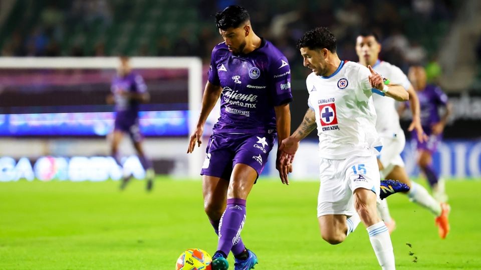 Acción del partido entre Mazatlán FC y el Cruz Azul.