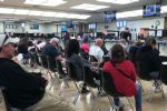 Trabajadores federales despedidos enfrentan críticas de familiares que apoyan los recortes de Trump