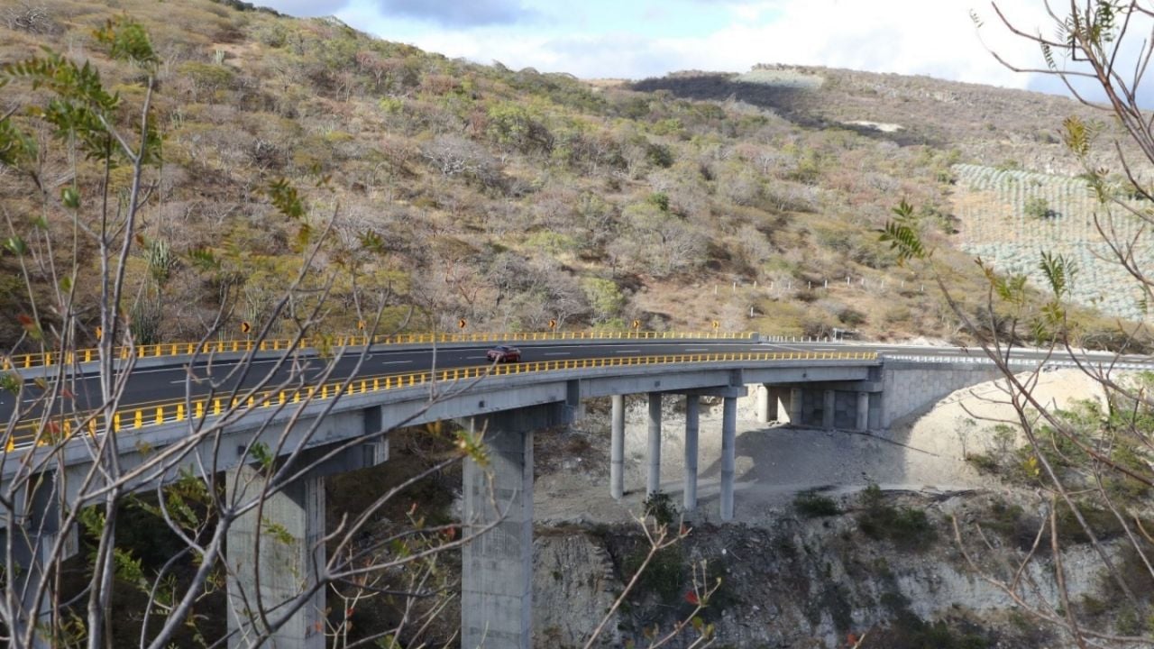 Volcadura de autobús en Oaxaca deja 11 muertos; secretario de Gobierno dice que pasajeros regresaban del mitin de Sheinbaum