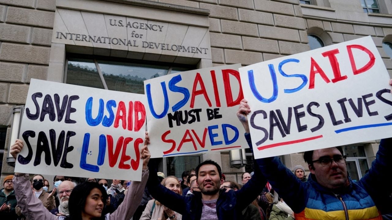 Trump excedió su autoridad al congelar fondos de USAID y no podrá quedarse con ellos, determina juez