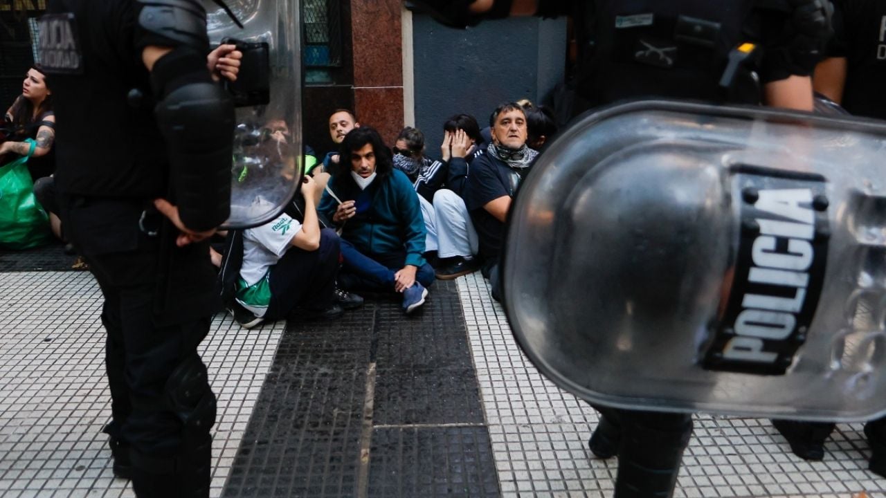 Protesta de jubilados en Argentina desata la mayor represión del gobierno de Milei; hay un fotógrafo grave por disparo policial