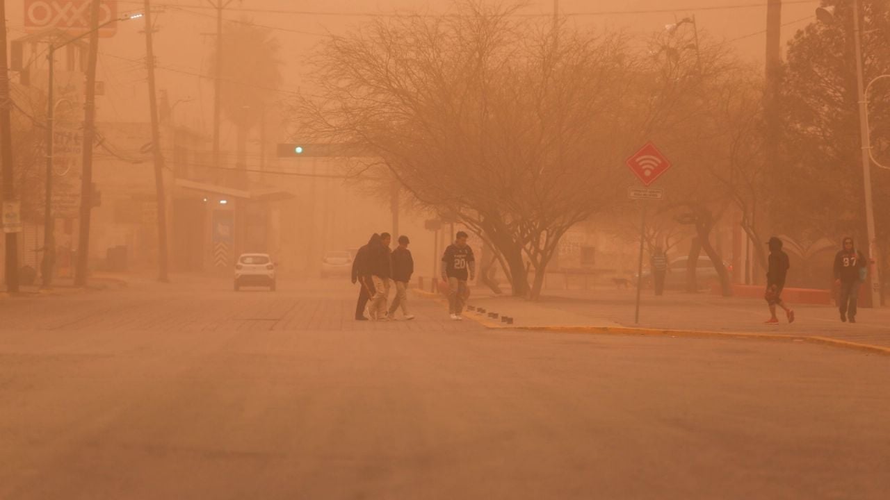 Tolvaneras tiñen el paisaje de Chihuahua: cierran tramos carreteros tras accidentes y se registran afectaciones a vuelos