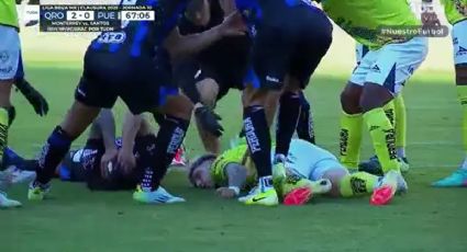Emiliano Gómez, delantero del Puebla, se convulsiona tras un fuerte choque de cabezas con jugador del Querétaro