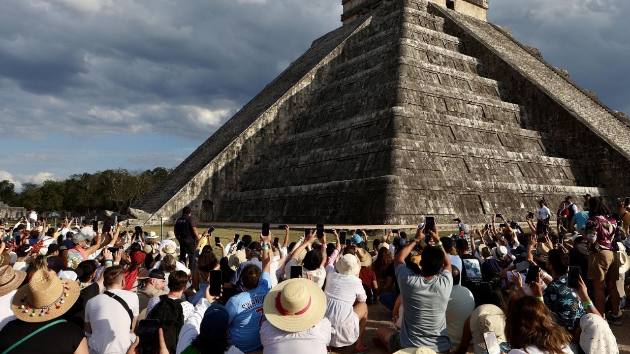 Alemán sube ilegalmente al Castillo de Chichén Itzá durante el equinoccio de primavera y es agredido por la multitud