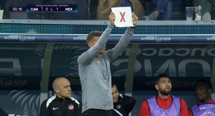Jesse Marsch, DT de Canadá, manda instrucciones con símbolos en hojas de papel para las jugadas a balón parado